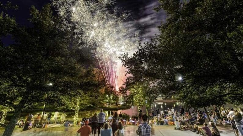 https://www.houstononthecheap.com/wp-content/uploads/2022/05/Woodlands-Memorial-Fireworks-Show-e1684144688510.jpg